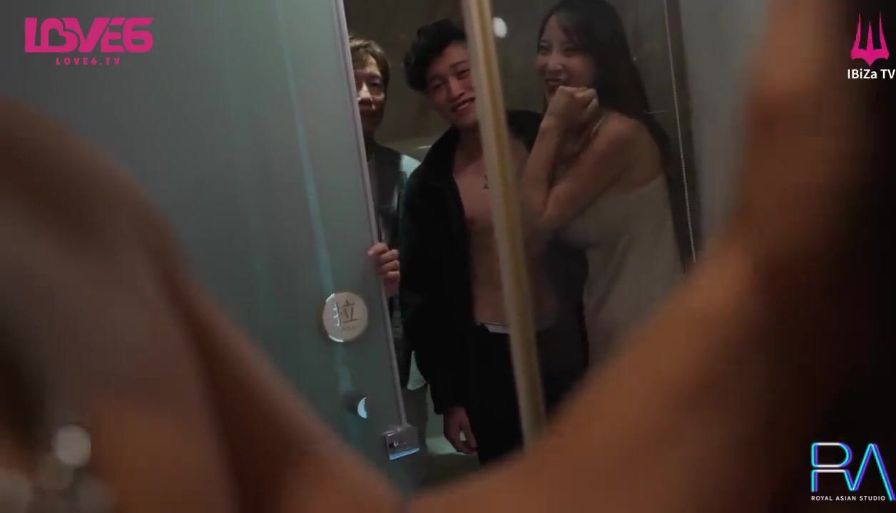 Chinese Escorts Fucking Their Customers In The VIP Lounge